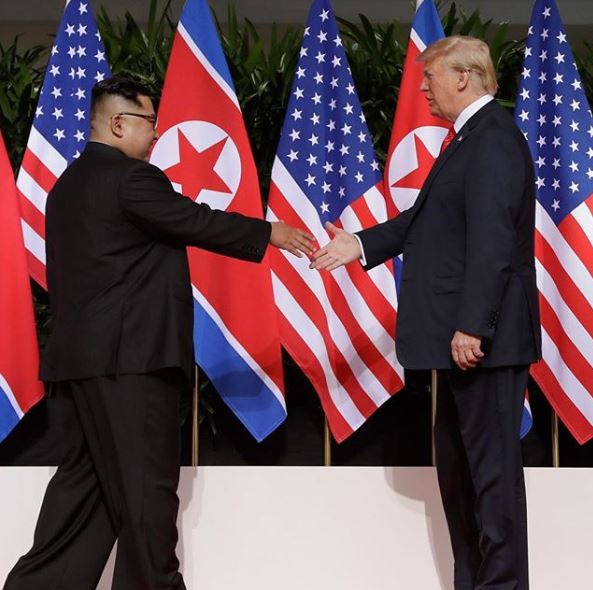 Чудові відносини: кадри зустрічі Трампа та Кім Чен Ина 01