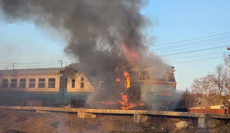 Росіяни вдарили дроном у пасажирський потяг поблизу Сум