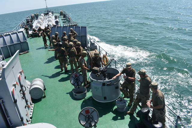 Десантники та військові моряки відпрацювали навчально-бойові завдання в Чорному морі, - Міноборони 08 Десантники та військові моряки відпрацювали навчально-бойові завдання в Чорному морі, - Міноборони 08