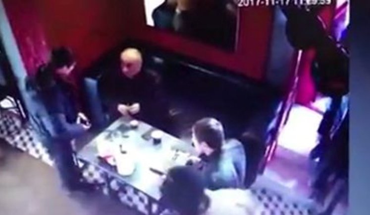 Задержание грузинского добровольца Вано Надирадзе в центре Киева. ВИДЕО камер наблюдения