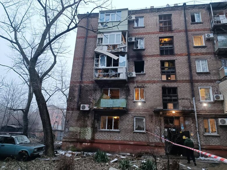 Внаслідок обстрілу Запоріжжя пошкоджено будинок, в області ударили по ангару, де зберігалась продукція, - ОП 02