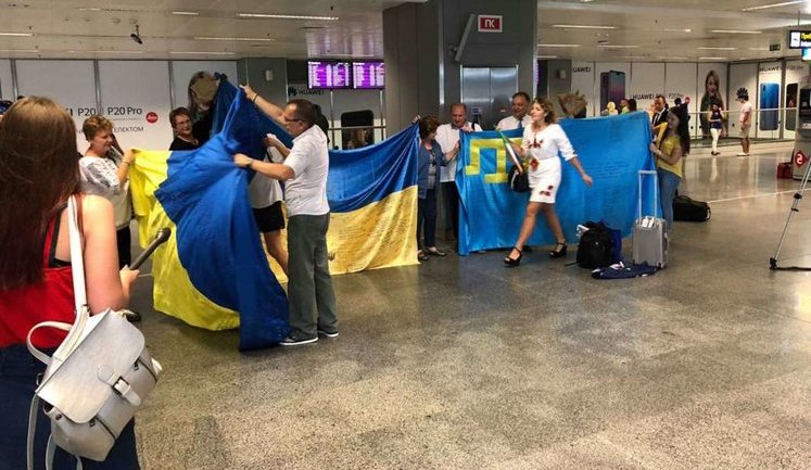 До Національного музею історії передадуть прапори-"мандрівники", на яких залишили підписи українці з різних куточків світу. ФОТОрепортаж