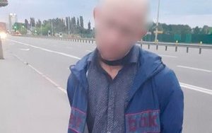 Патрульные в Киеве задержали мужчину, прятавшего наркотики в надетой на лицо маске. ФОТО