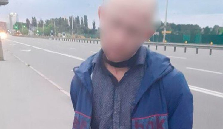 Патрульные в Киеве задержали мужчину, прятавшего наркотики в надетой на лицо маске. ФОТО