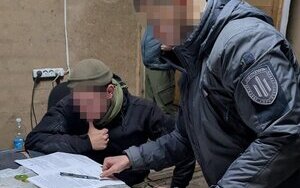 Забезпечив виплати своїй дружині за фіктивну участь у бойових діях