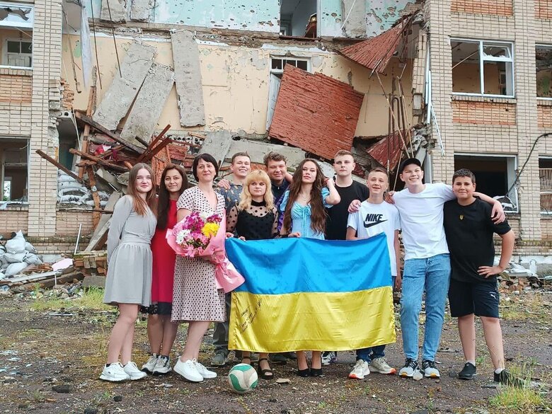 Последний звонок на руинах: девятиклассники из Любимовки Херсонской области попрощались со школой 01