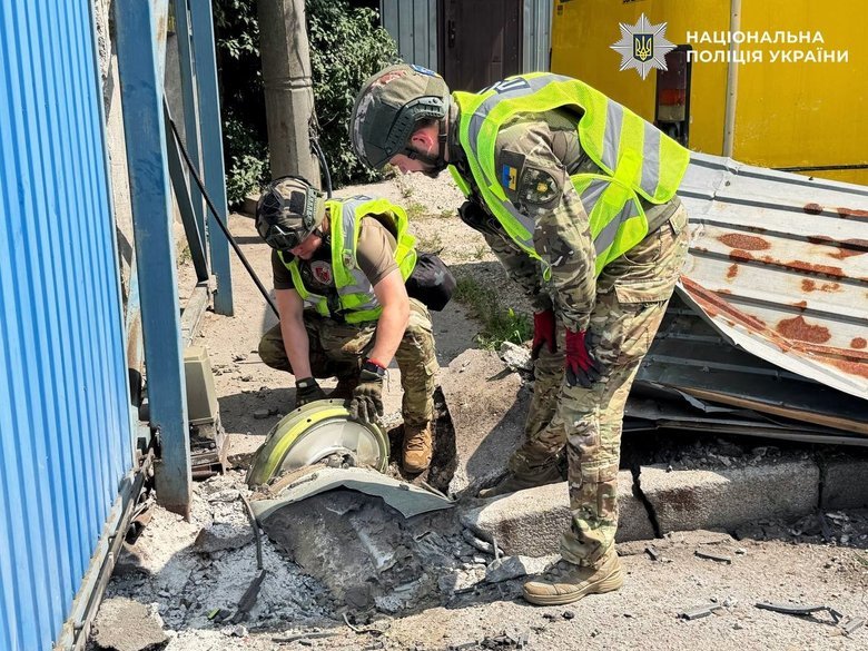 In the Darnytskyi district of Kyiv, bomb disposal experts recovered the warhead of a missile from an S-400 air defence system