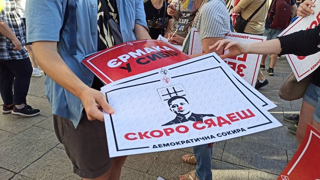 Участники акции протеста пришли к Офису Президента 01