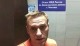 "Вышел из дома побегать и купить жене цветы. Сейчас, как дурак, в трусах, нахожусь в полиции", - в Москве снова задержали Навального. ВИДЕО