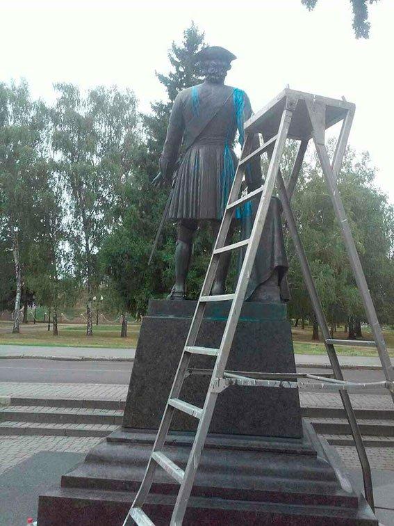 Памятник російському царю Петру в Полтаві облили фарбою 02