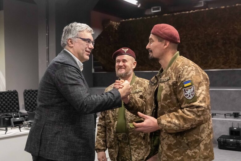 Порошенко передав 80 ОДШБр 15 нічних мавіків