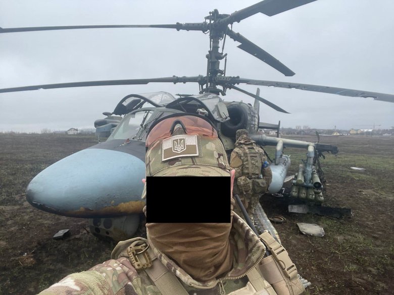 Украинские воины из ССО рядом со сбитым российским вертолетом 02