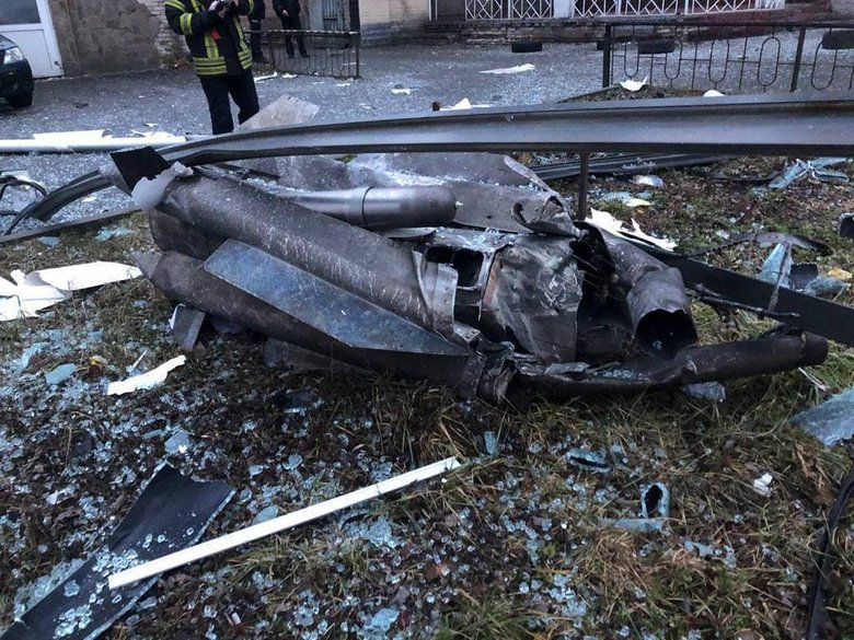 Чи то залишки безпілотника, чи то крилата ракета: у Голосіївському районі Києва збили російський літальний апарат 02