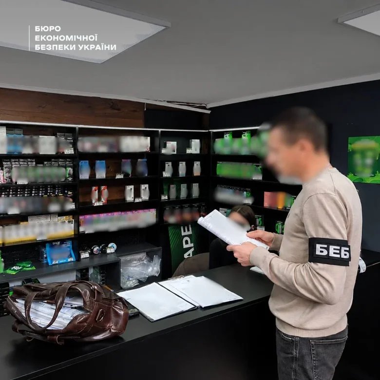 У Полтаві викрили мережу з 14 кіосків, де продавали нелегальні вейпи на 5 мільйонів