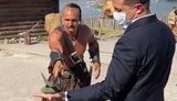 Козак Лозовий, який розрубав огірок Зеленському, пішов у політику. ВIДЕО