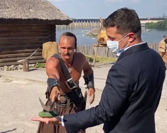 Козак Лозовий, який розрубав огірок Зеленському, пішов у політику 04 Козак Лозовий, який розрубав огірок Зеленському, пішов у політику 04
