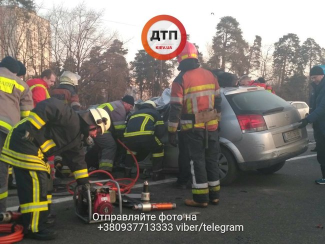 Жуткое ДТП в Киеве: водителя зажало внутри салона, автомобили разбросало на 60 метров друг от друга 02