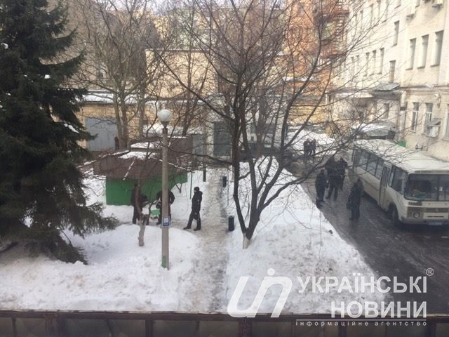 Невідомі накинулися на голову Інституту нацпам'яті В'ятровича перед прес-конференцією 03