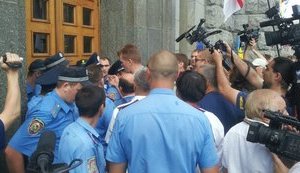 Over 500 supporters of the Ukrainian Language are Storming the Kharkov City Council. PHOTOS