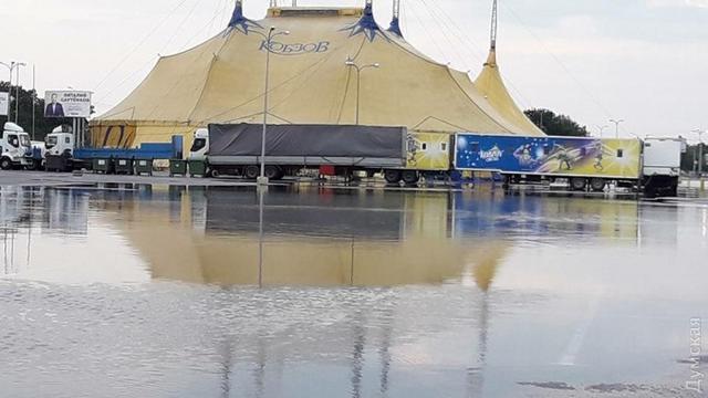 Сильна злива в Одесі затопила вулиці 01 Сильна злива в Одесі затопила вулиці 01