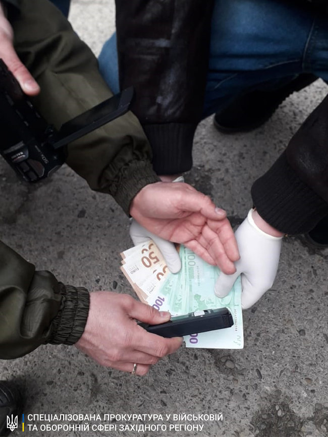 Военнослужащий Черновицкого погранотряда задержан на взятке 1050 евро за содействие контрабанде, - прокуратура 03