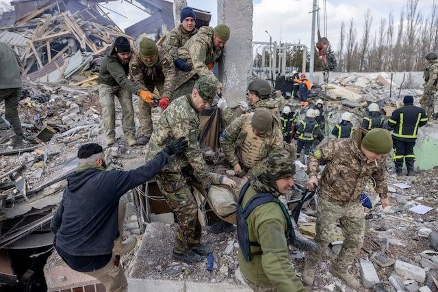 З-під завалів військової казарми в Миколаєві, обстріляної окупантами, дістали 50 тіл, - ЗМІ 03