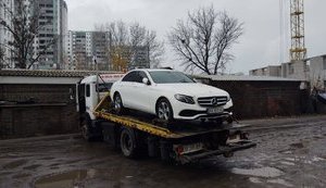 Перший автомобіль у водія-боржника вилучили у Харкові. ФОТОрепортаж