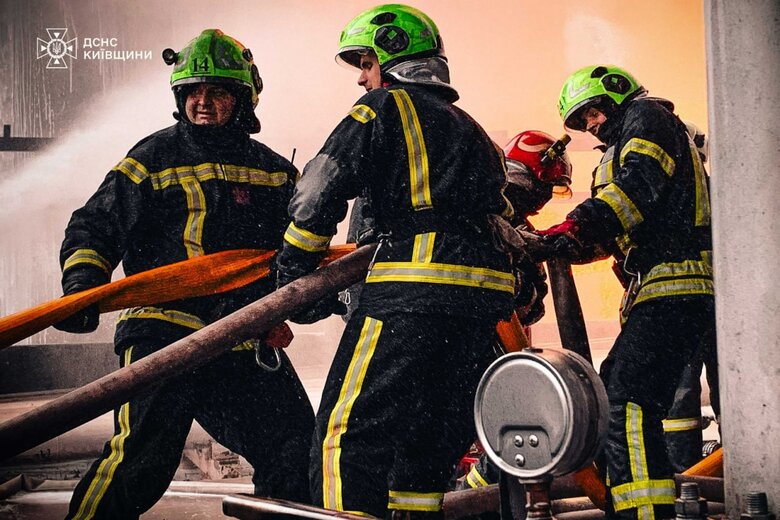 Сотні рятувальників вже півтори доби гасять пожежу після удару РФ по Київщині