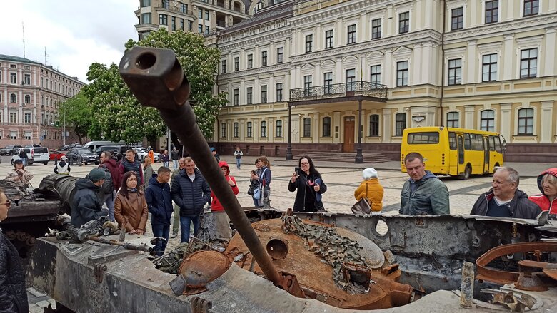 Танк, БМД та Тигр: В центрі Києва відкрилась виставка демілітаризованої техніки російських окупантів 39