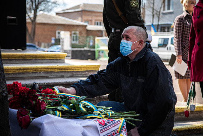 Меморіальну дошку загиблому на Донбасі морпіху 36-ї ОБрМП Олександру Швецю відкрили в Олександрії 18