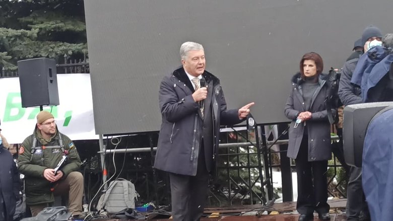 Беги, Вова, беги: Под судом, рассматривающим апелляции относительно меры пресечения для Порошенко, собрались митингующие 15