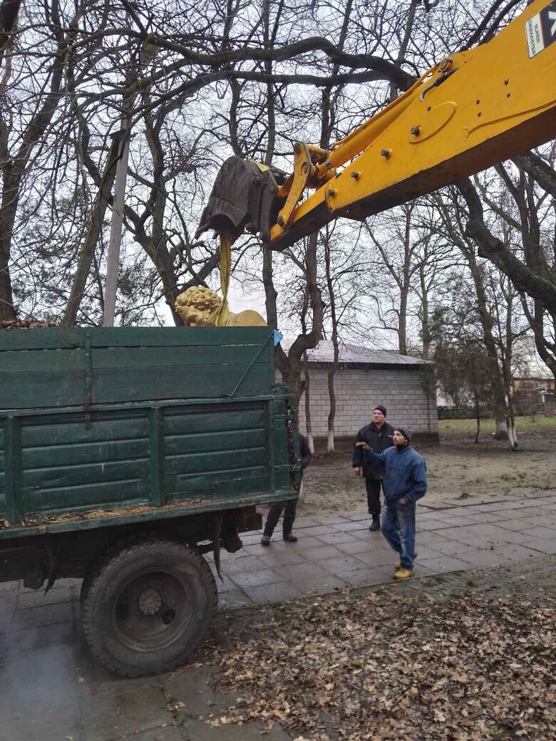 В Одесской области демонтировали памятник Пушкину 10