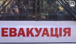Військові "Азову" допомогли евакуювати 100-річну бабусю з прифронтового села на Донеччині