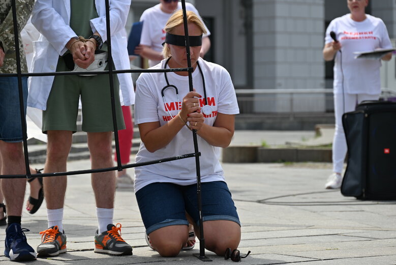 Акція на підтримку полонених військових медиків відбулася на Майдані Незалежності 08