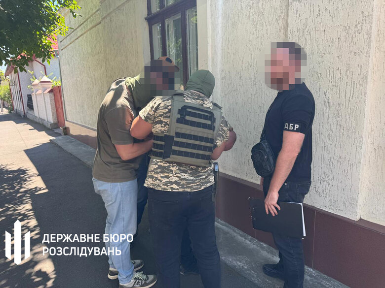 Викрито батька та сина правоохоронців, які допомагали ухилянтам