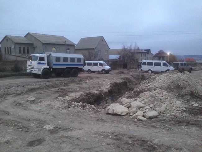 Окупанти провели обшук у кримськотатарського активіста Фазила Ібрагімова: Шукали ісламську літературу 01