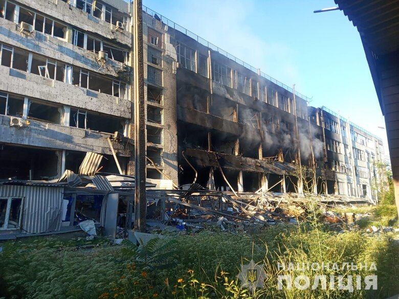 Последствия ракетного удара по Харькову: снаряды попали в частный сектор и производственную пятиэтажку 04