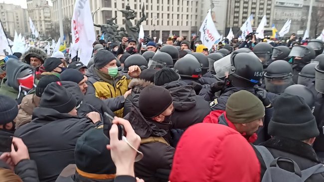 Протест ФОПів: Правоохоронці спробували демонтувати намети - застосовували сльозогінний газ 25