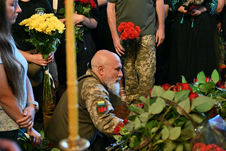 Із загиблим сержантом 68-ї ОЄБр Антоном Усовським попрощалися у Михайлівському Соборі 16