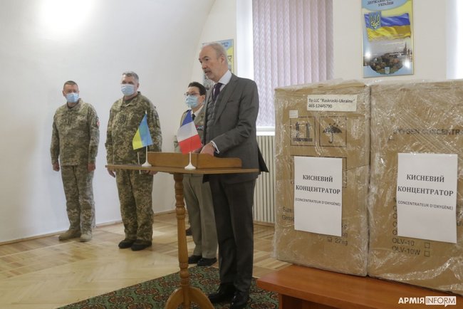 Франция передала Медсилам ВСУ три кислородных концентратора 01