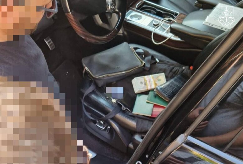 Затримали співробітницю Мін’юсту та її спільника за махінації