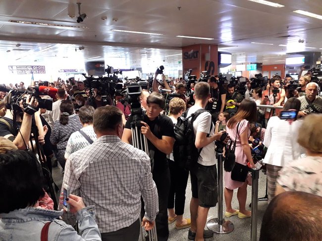 Прихильники Саакашвілі збираються в аеропорту Бориспіль - люди тримають банери і співають гімн 02 Прихильники Саакашвілі збираються в аеропорту Бориспіль - люди тримають банери і співають гімн 02