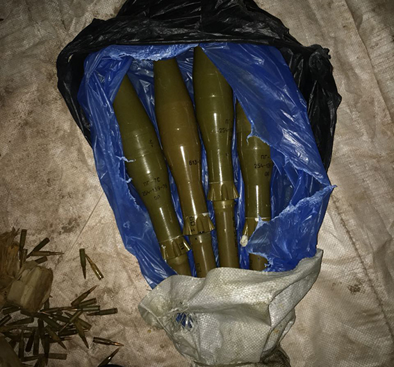 Нацполиция Донетчины обнаружила схрон с боеприпасами и задержала там дезертира, подозреваемого в краже 07 Нацполиция Донетчины обнаружила схрон с боеприпасами и задержала там дезертира, подозреваемого в краже 07