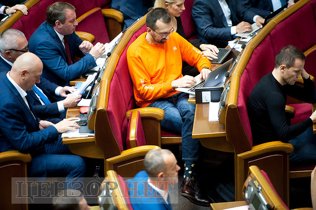 Закон об упрощенном гражданстве для иностранцев-воинов и нарушитель дресс-кода Лещенко, - рабочий день Рады 2 октября 20