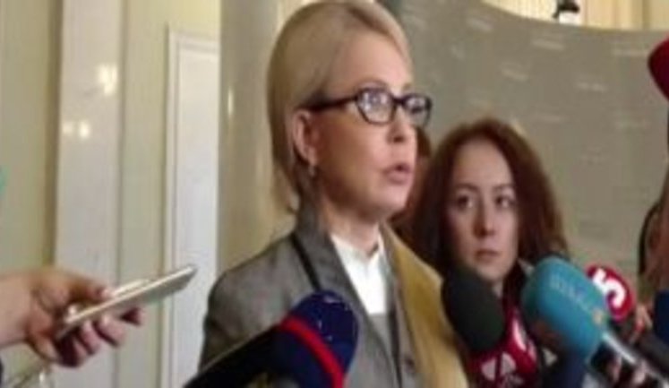 Влада підготувала спеціальні групи людей, яких запустили під НБУ і ВР, щоб говорити ЗМІ, що вони прийшли за гроші, - Тимошенко про протести в Києві. ВIДЕО
