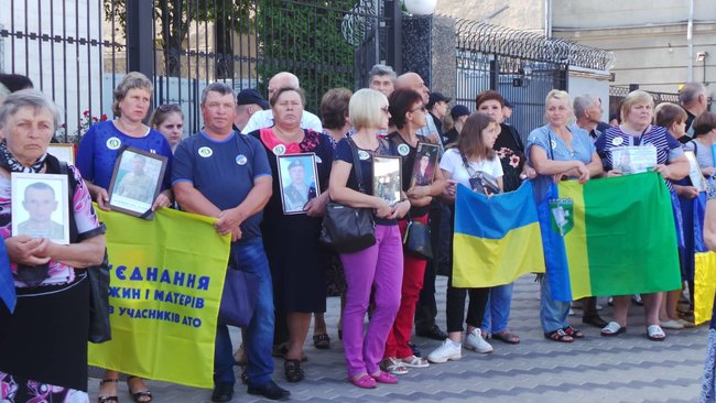 Ilovaisk tragedy anniversary: relatives of fallen servicemen picketing Russian embassy in Kyiv 11