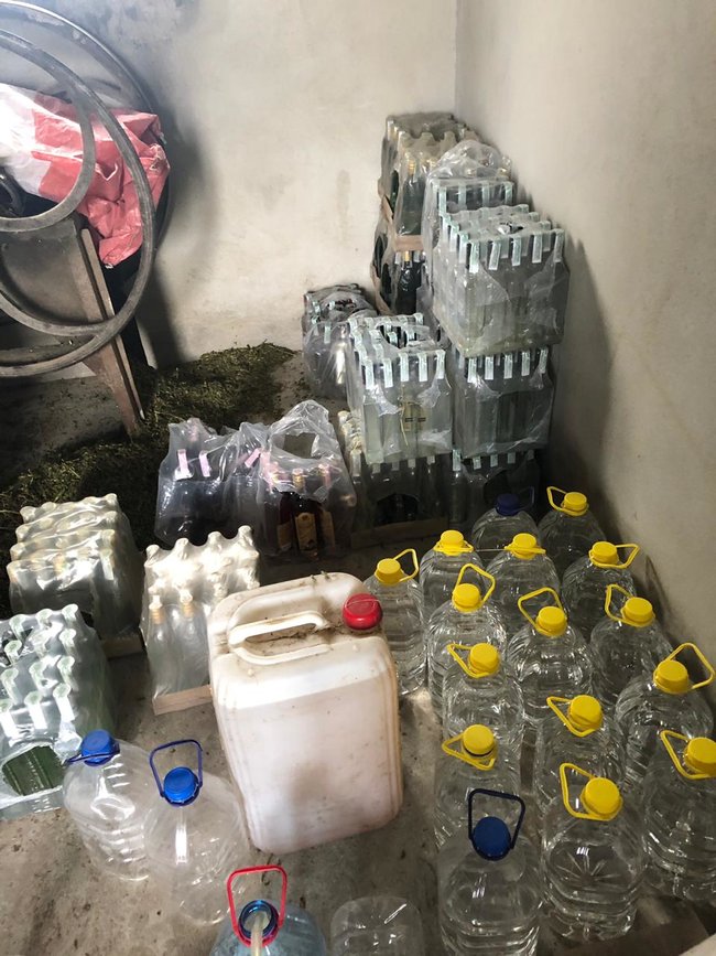 На Тернопільщині податківці ліквідували підпільне виробництво алкоголю і зупинили продаж фальсифікату 04
