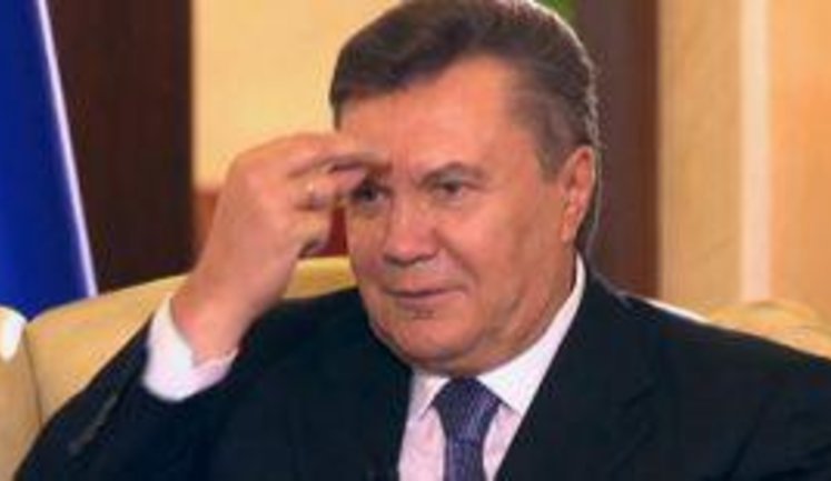 Апокалипсисом по Януковичу: под Администрацией Президента празднуют "конец света" в противогазах и с шампанским. ВИДЕО