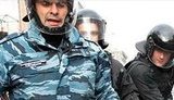 Под Печерским судом боец "Беркута" ударил в лицо девушку-фотографа. ФОТО
