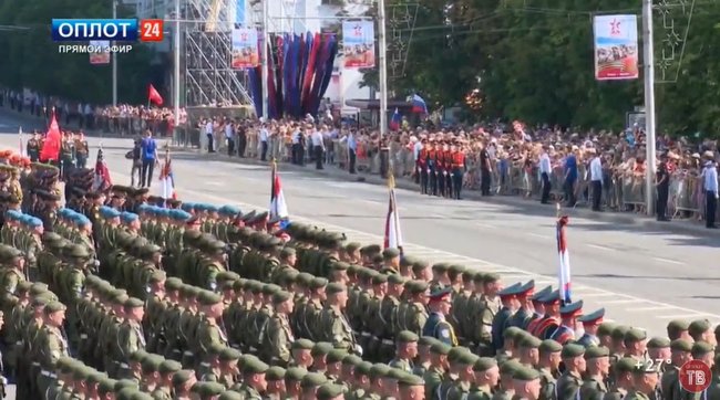 Оккупанты проводят в Донецке военный парад 02